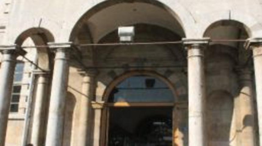 Konya'da pompalı t&uuml;fekle valiliğe girdi
