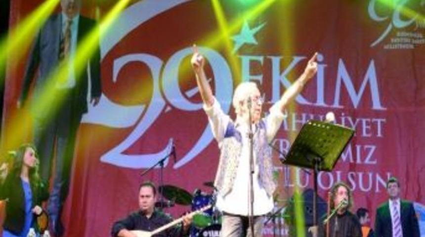 Edip Akbayram Tarsusluları Coşturdu
