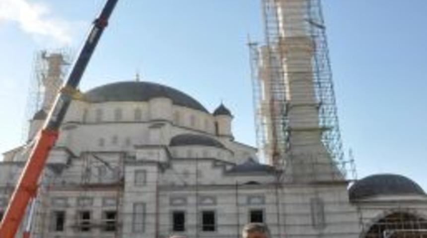 Nur Camii Minarelerinin K&uuml;lahı Takıldı