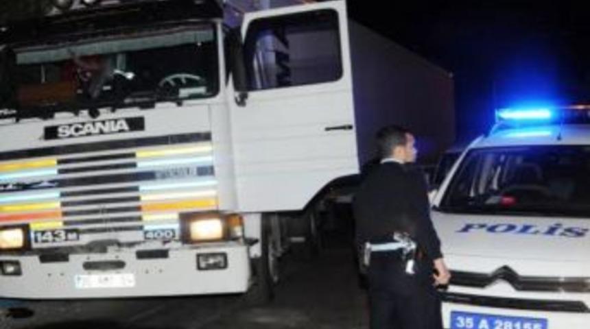 Uygulamadan Ka&ccedil;an TIR Lastikleri Patlatılarak Durduruldu