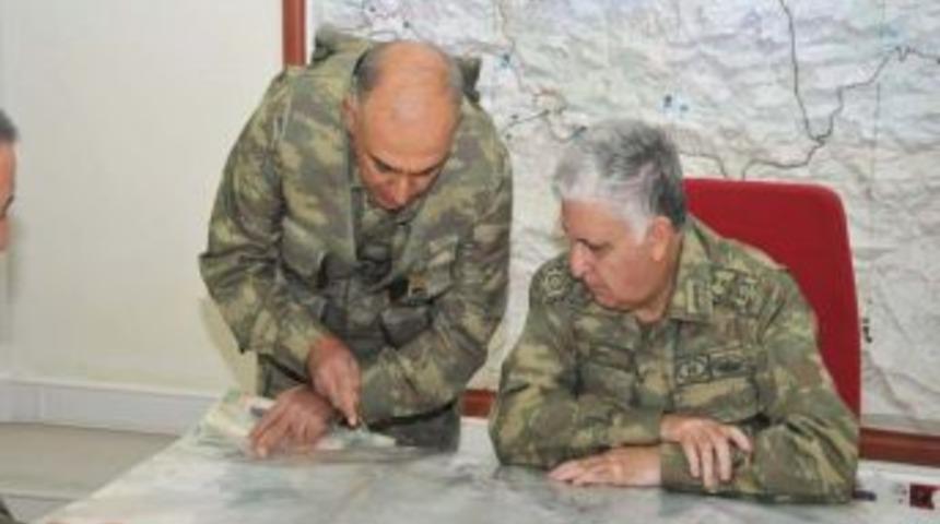 Necdet &Ouml;zel, G&uuml;neydoğu Birliklerini Denetledi
