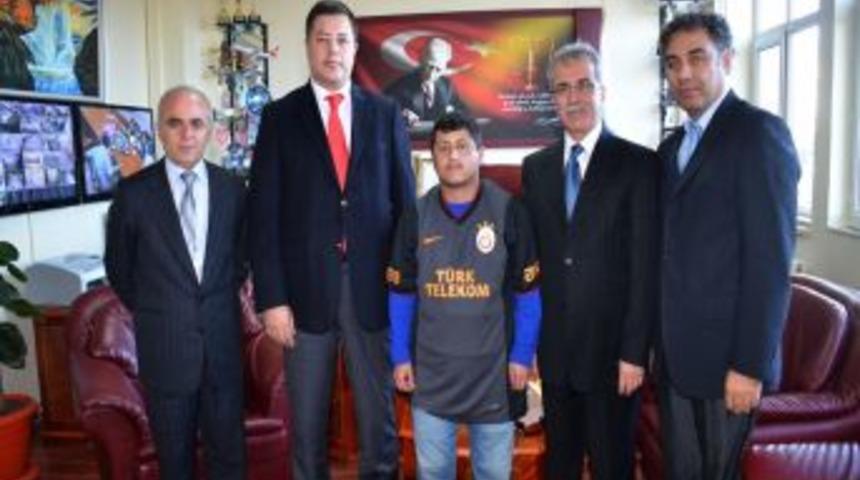 Rekt&ouml;r, Mahk&ucirc;ma Hakan Ş&uuml;k&uuml;r Imzalı Forma Hediye Etti