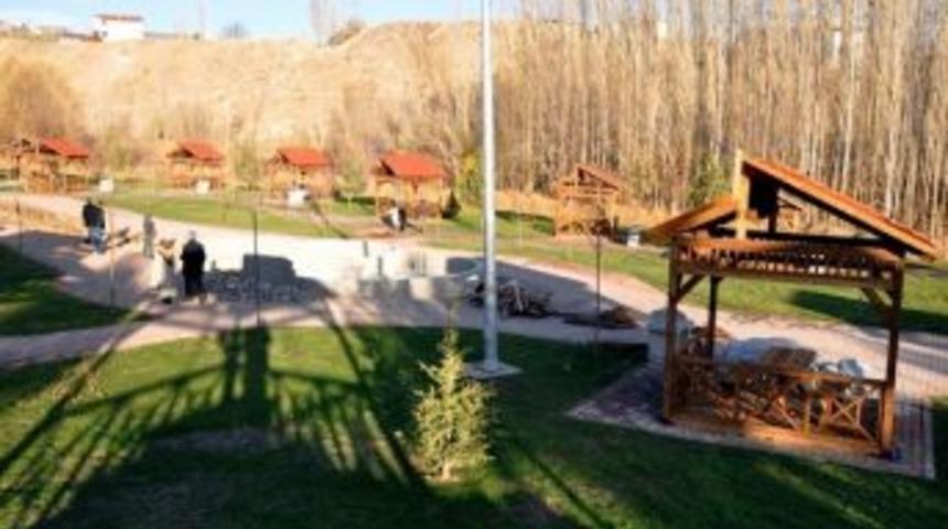 Sivaslı Vatandaşlar Kurt Deresi Vadi Parkına Akın Etti