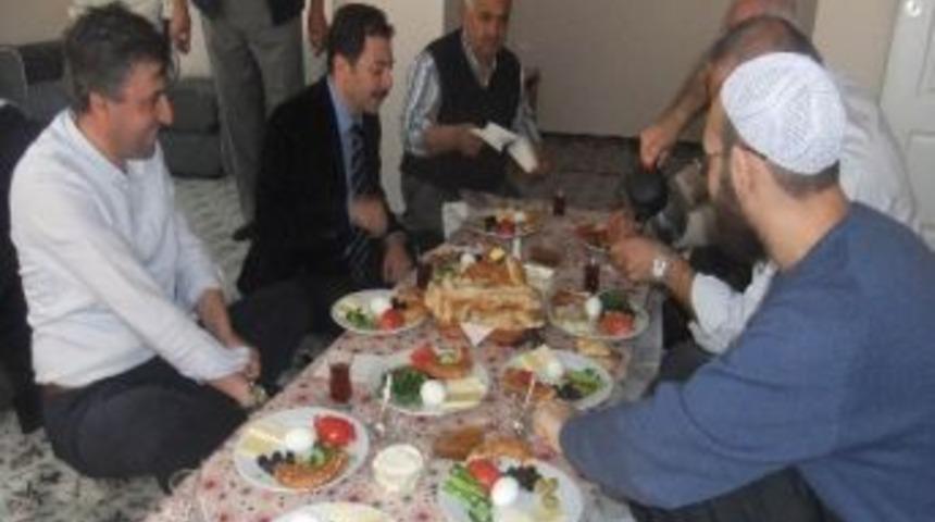 Altuğ Atalay, Dost Kapısı Derneği'ni Ziyaret Etti