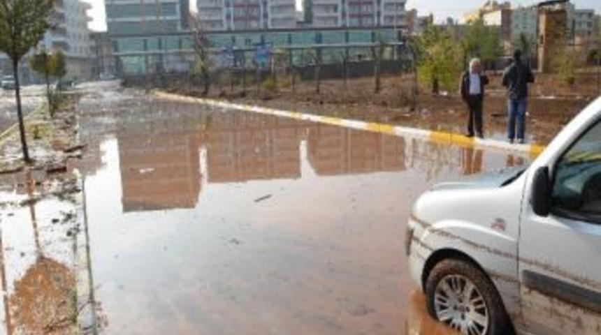 Viranşehir'deki Sel Suları &Ccedil;ekiliyor