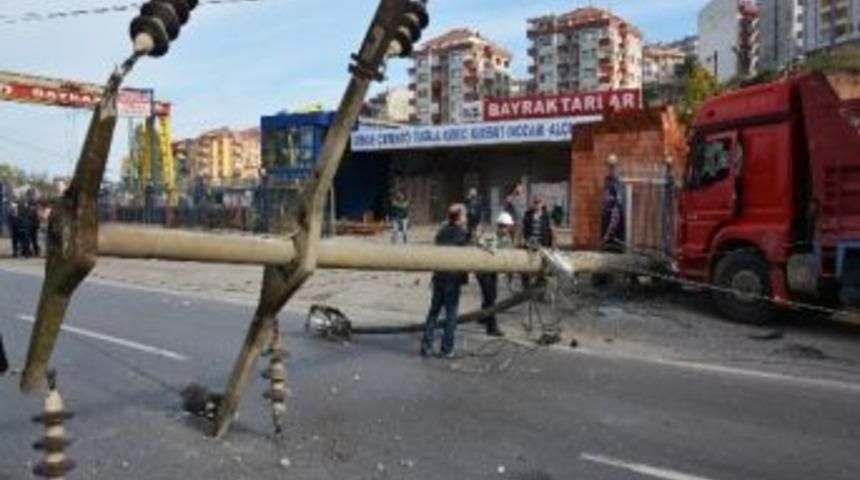 Trabzon'da Yola Devrilen Trafo Direği S&uuml;r&uuml;c&uuml;lere Korku Dolu Anlar Yaşattı