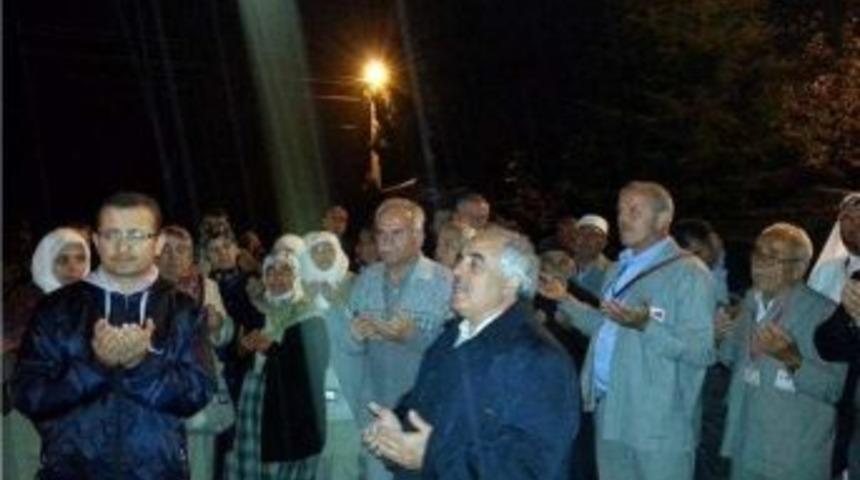 Hacı Adaylarına Duygulu Karşılama