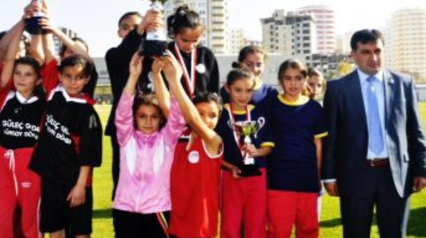 Atat&uuml;rk&rsquo;&uuml; Anma Koşusunda Derece Yapan Atletler Madalyalarını Aldı