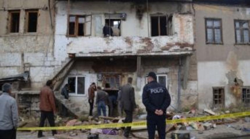 Bayburt'ta 2 Katlı Kerpi&ccedil; Ev &Ccedil;&ouml;kt&uuml;