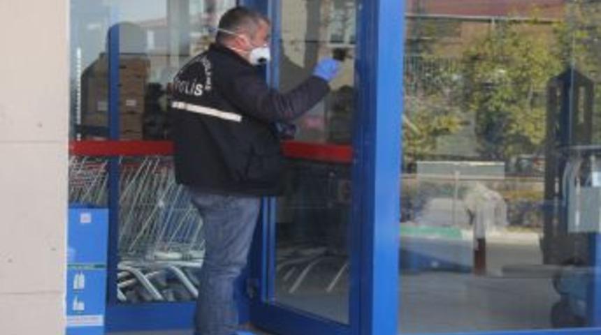 Market &ccedil;alışanlarını kilitleyip 18 bin lirayı alıp ka&ccedil;tılar