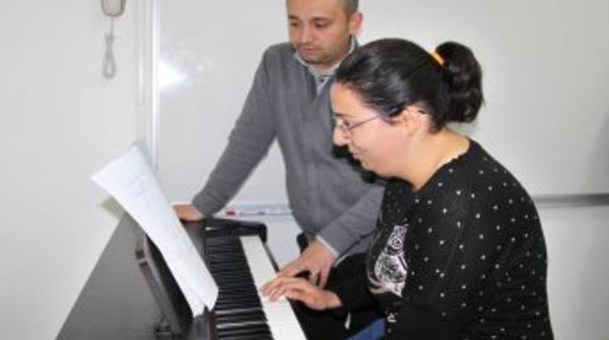 Engelliler Piyano Çalarak Özgüven Kazanıyor