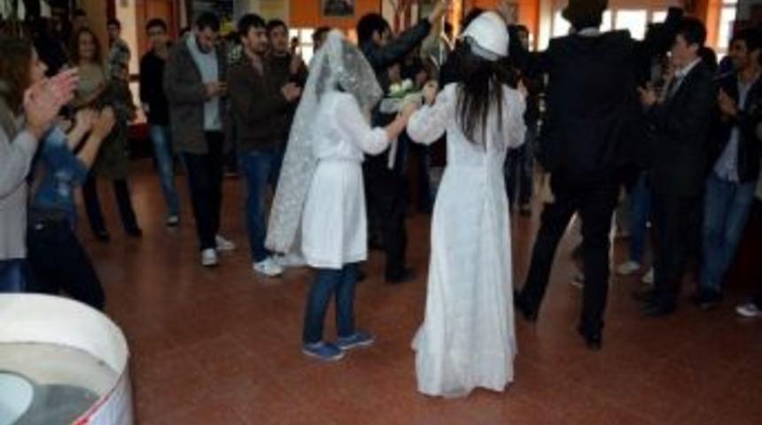 Kt&uuml;&rsquo;de &Ouml;ğrenciler Temsili Nikah Kıydı