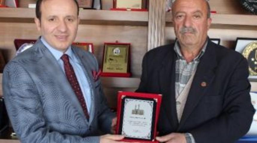 Terminal Mahallesi&rsquo;nden Başkan K&uuml;&ccedil;&uuml;kler&rsquo;e Teşekk&uuml;r Plaketi