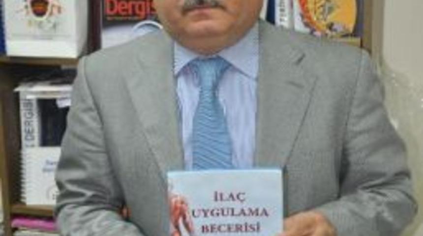 'ila&ccedil; Uygulama Becerisi' Kitabı 24 Bin Eczaneye Dağıtılacak