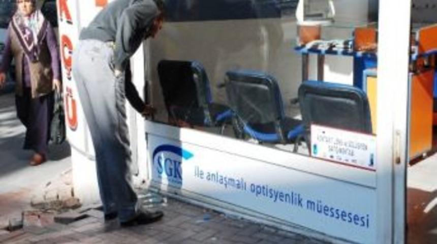 İki Grup Arasında &Ccedil;ıkan Kavgada Zararlı &Ccedil;ıkan Esnaf Oldu