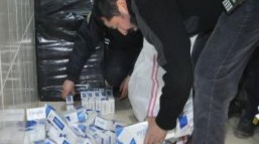 İki Ayrı Minib&uuml;ste 14 Bin 500 Paket Ka&ccedil;ak Sigara &Ccedil;ıktı