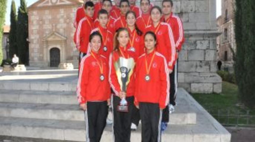 Milli Karateciler İspanya&rsquo;dan Toplam 14 Madalya Ile D&ouml;n&uuml;yor