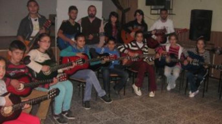 Espiye&rsquo;de Gitar Kursuna Yoğun İlgi