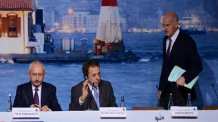 Papandreu'dan Sosyalizm Vurgusu