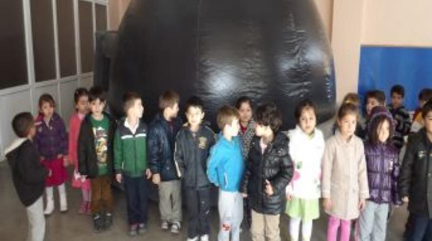 Uzayı, &Ccedil;adırda &Ouml;zel Sim&uuml;lasyon Ile Incelediler