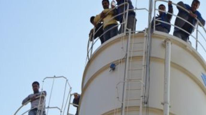 İş Güvencesi Isteyen Işçiler Siloya Çıkıp Eylem Yaptı