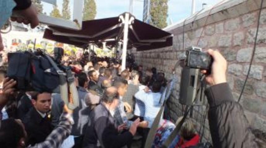 Savaş Ayın'ın Cenazesinde Gazetecilere &Ccedil;irkin Saldırı