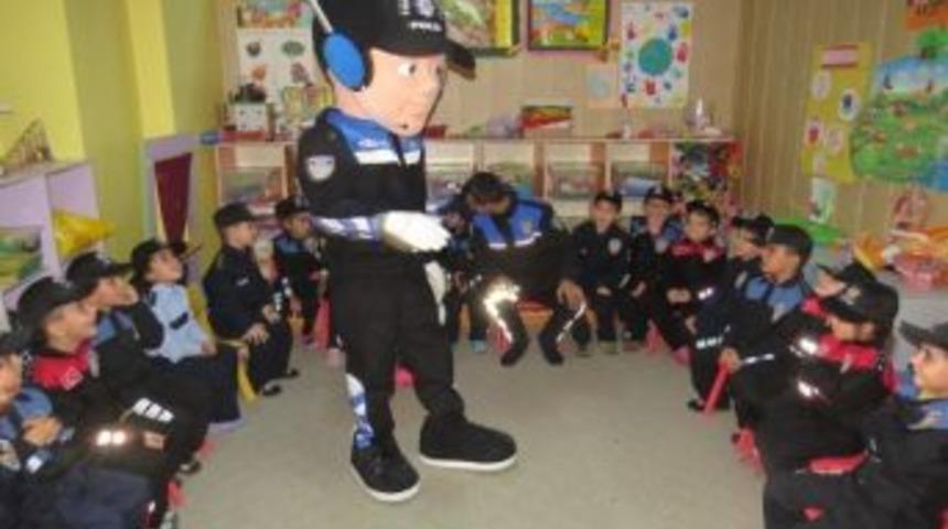 Polislerden Anaokulu &Ouml;ğrencilerini Ziyaret