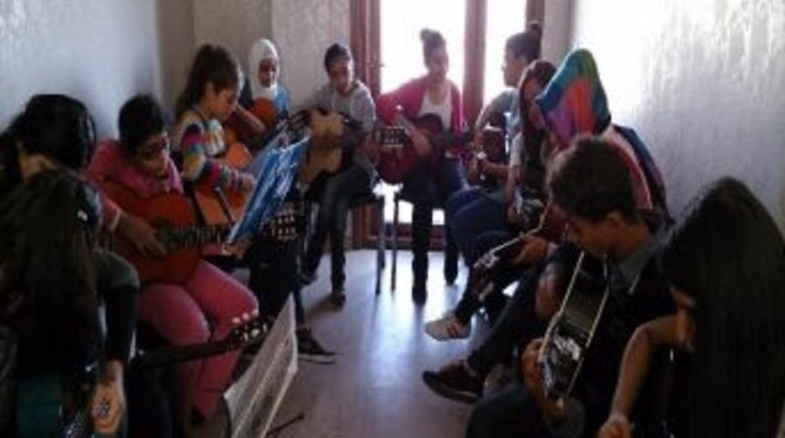 Gen&ccedil;lerden Gen&ccedil;lik Merkezine Yoğun İlgi