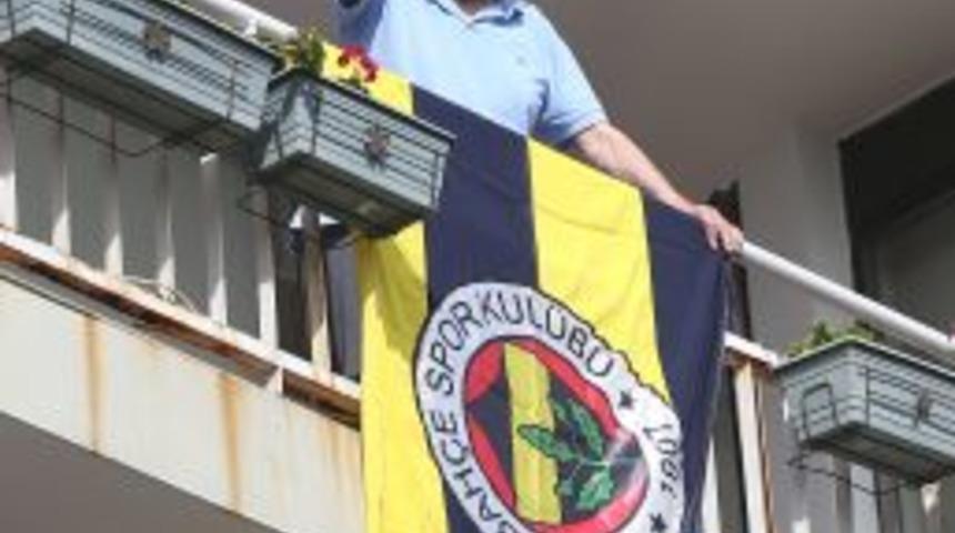 Faruk Ilgaz, Derbi Ma&ccedil;ı Sonrası Evinin Balkonuna Fenerbah&ccedil;e Bayrağı Astı