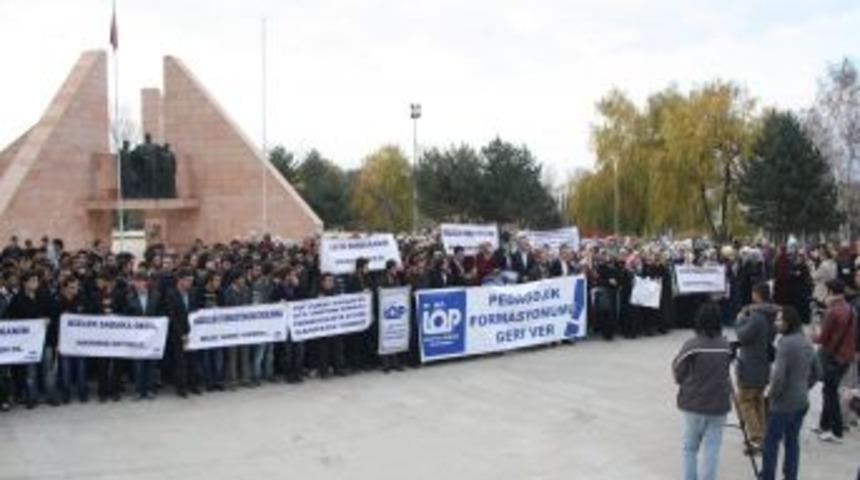 İlahiyat&ccedil;ılar Pedagojik Formasyon I&ccedil;in Basın A&ccedil;ıklaması Yaptı