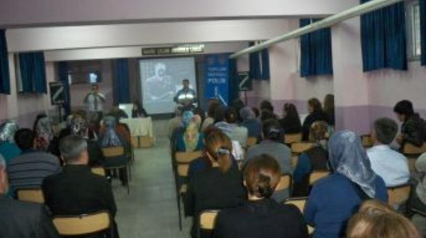 Polis, Okul Aile Birliği Toplantılarında Velileri Bilgilendiriyor