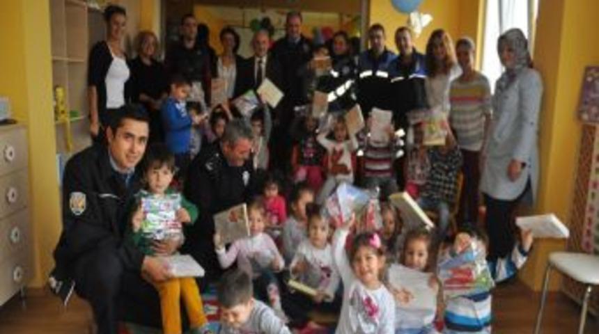 Polisten Anaokulu &Ouml;ğrencilerine G&uuml;venli Yaşam Eğitimi