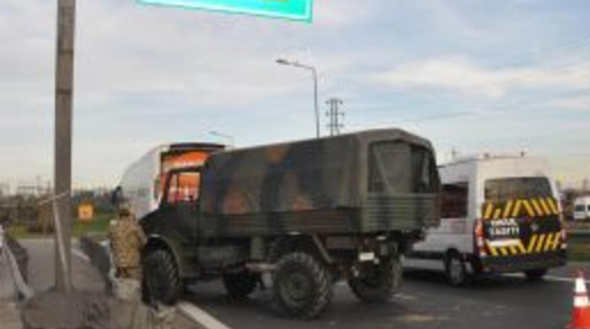 Askeri kamyon yolcu otob&uuml;s&uuml;ne &ccedil;arptı