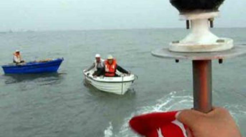 Denizde Mahsur Kalan 3 Kişiyi Sahil G&uuml;venlik Ekipleri Kurtardı