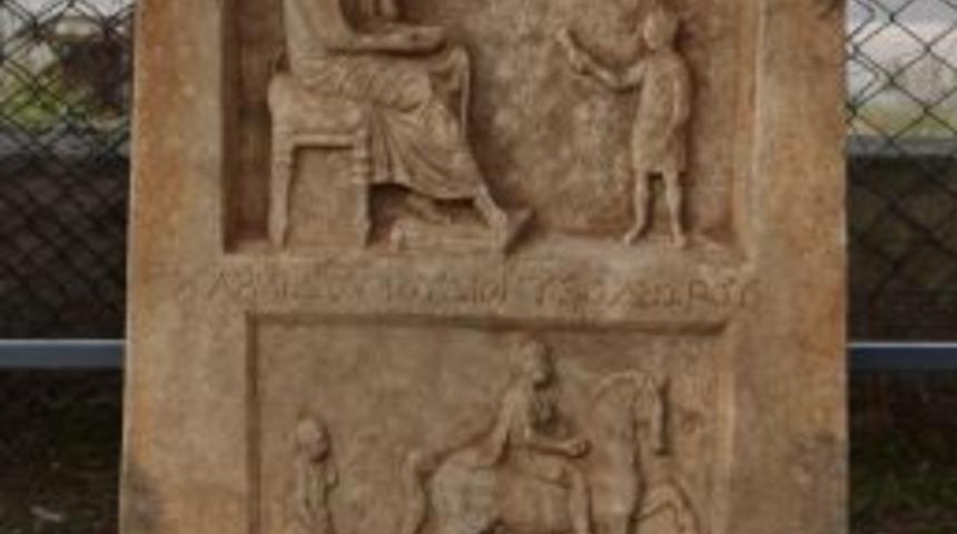 Karacabey'de Ahırda Tarihi Mezar Mermer Stel Bulundu