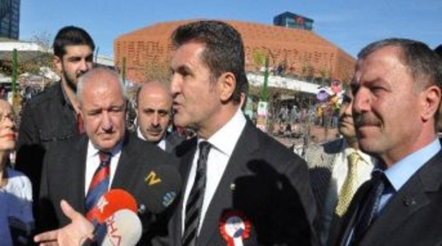 Mustafa Sarıg&uuml;l, İmza G&uuml;n&uuml;nde Sevenleriyle Buluştu