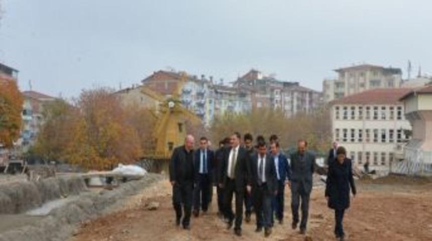 Belediye Başkanı Ahmet &Ccedil;akır, Kernek&rsquo;teki &Ccedil;alışmaları İnceledi