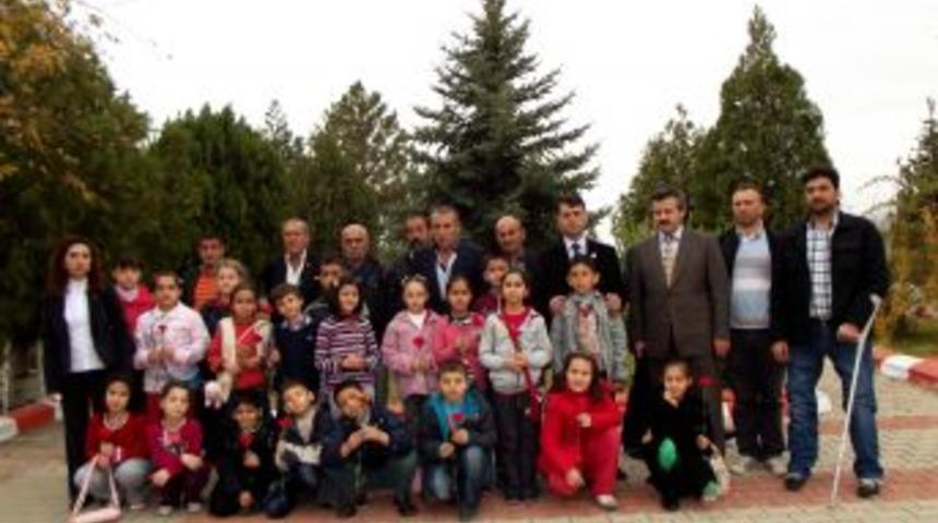 İlk&ouml;ğretim &Ouml;ğrencilerinden Şehit Ve Gazilere Vefa Ziyareti
