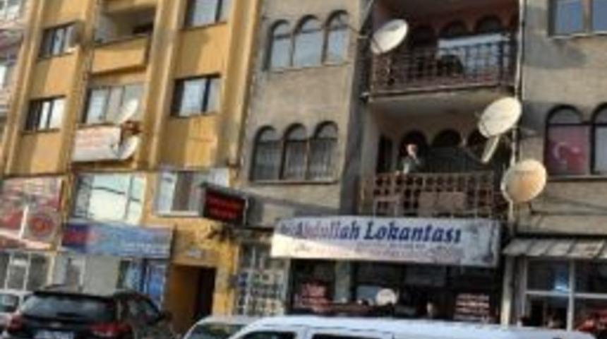 Laf Attıkları Kızların Yanındaki Erkeği Bı&ccedil;akladılar