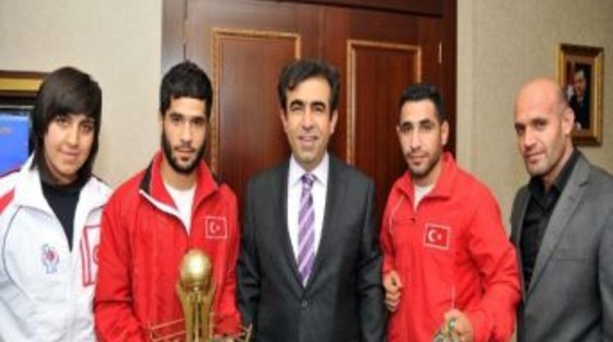 Vali G&uuml;zeloğlu Şampiyon Sporcuları Kabul Etti
