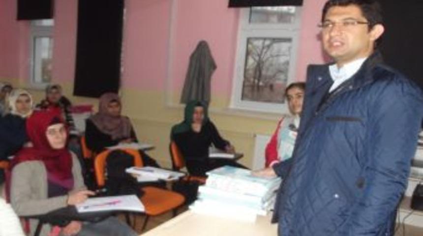 Kaymakam Baran, Gen&ccedil;lik Merkezlerinde Hazırlık Kitapları Dağıttı
