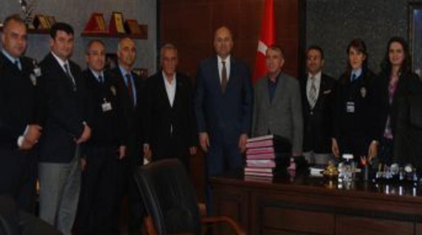 Emekliye Ayrılan Personele Plaket Ve Altın