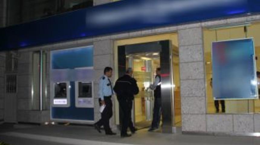 Adana'da banka soyguncusu halk otob&uuml;s&uuml;yle ka&ccedil;tı