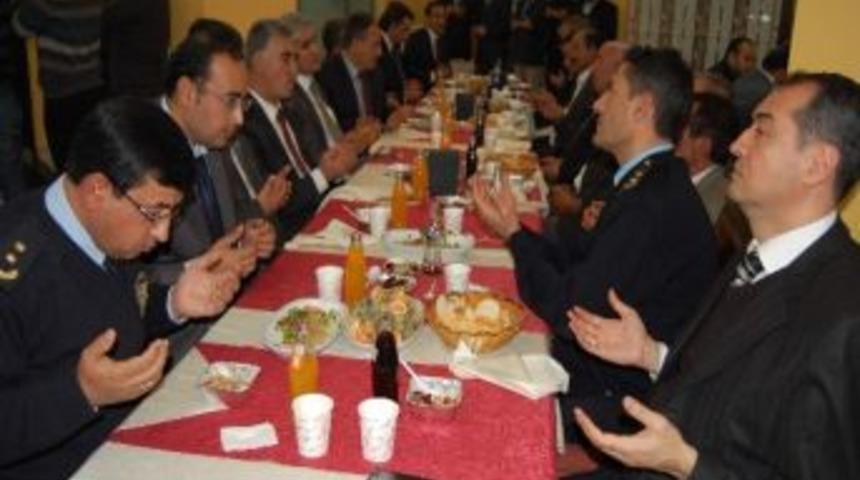 Emniyet&rsquo;ten Alevi Kanaat &Ouml;nderlerine İftar Yemeği