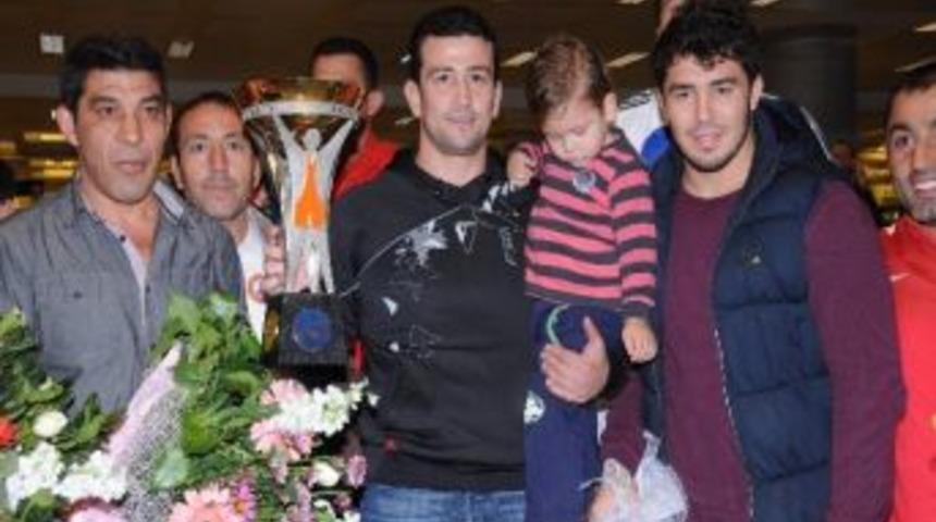 Şampiyon G&uuml;reş&ccedil;iler Yurda D&ouml;nd&uuml;