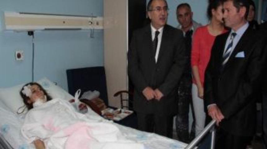 Vali Savaş&rsquo;tan Servis Kazasında Yaralanan &Ouml;ğrenciye Ziyaret
