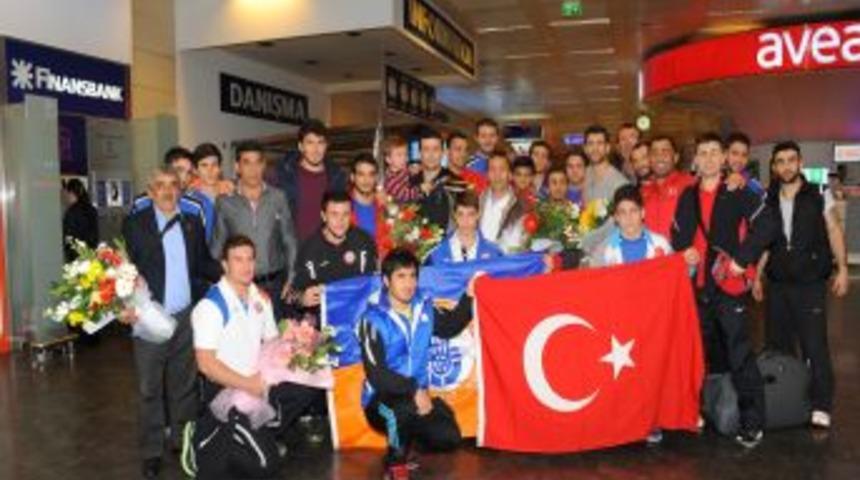 Rusya'da Şampiyon Olan Grekoromenciler, T&uuml;rkiye'ye Geldi