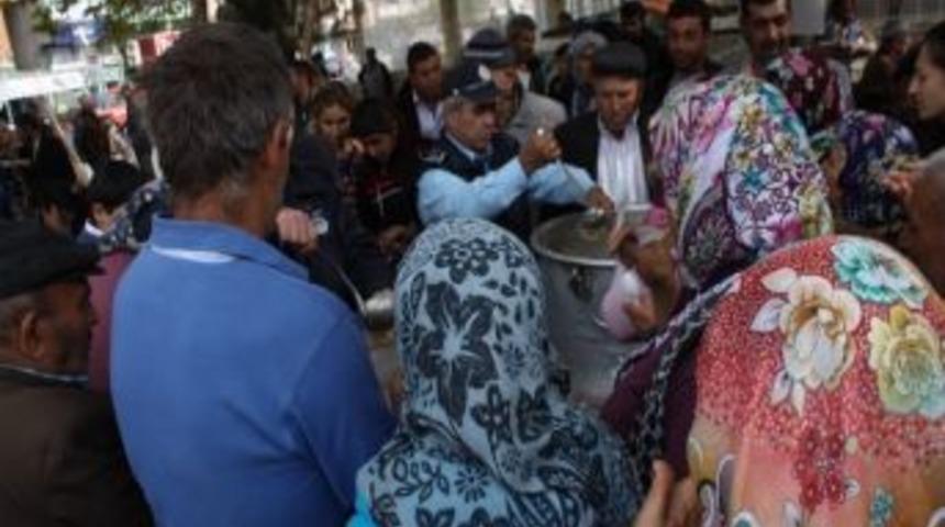 Ezine Belediyesinden Aşure İkramı