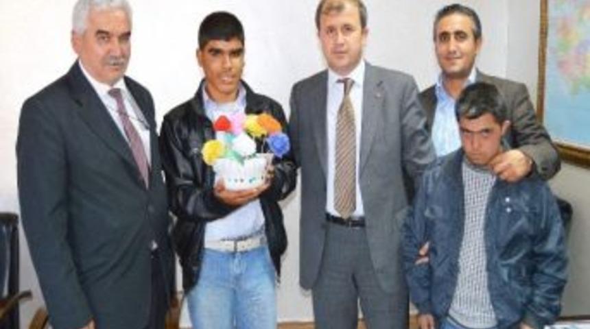 Engelli &Ouml;ğrencilerden, Kaymakama &Ccedil;i&ccedil;ek