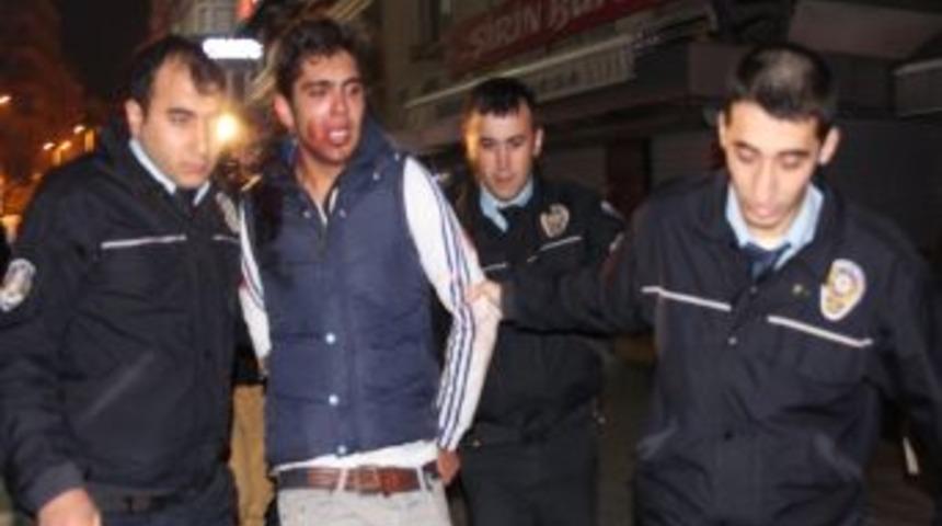 Metrob&uuml;ste silahlı kavga: 1'i ağır, 2 yaralı